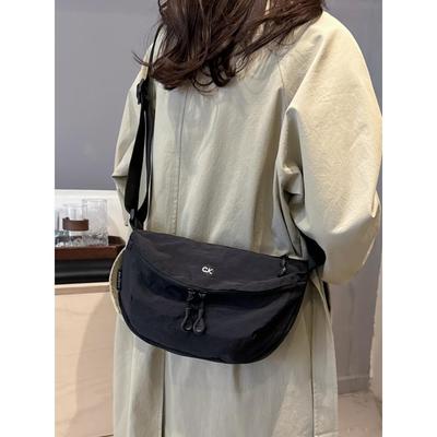 日系超轻防水斜挎包牛津布男女通用百搭单肩尼龙轻便实用马鞍胸包