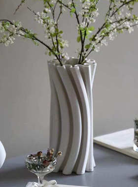高品质轻奢白色曲线花瓶 插花艺术设计感花器 奶油风摆件批发