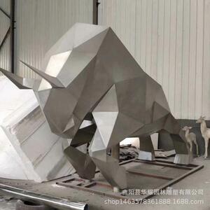 不锈钢几何镜面牛雕塑切面红色开荒牛摆件景观园林块面动物