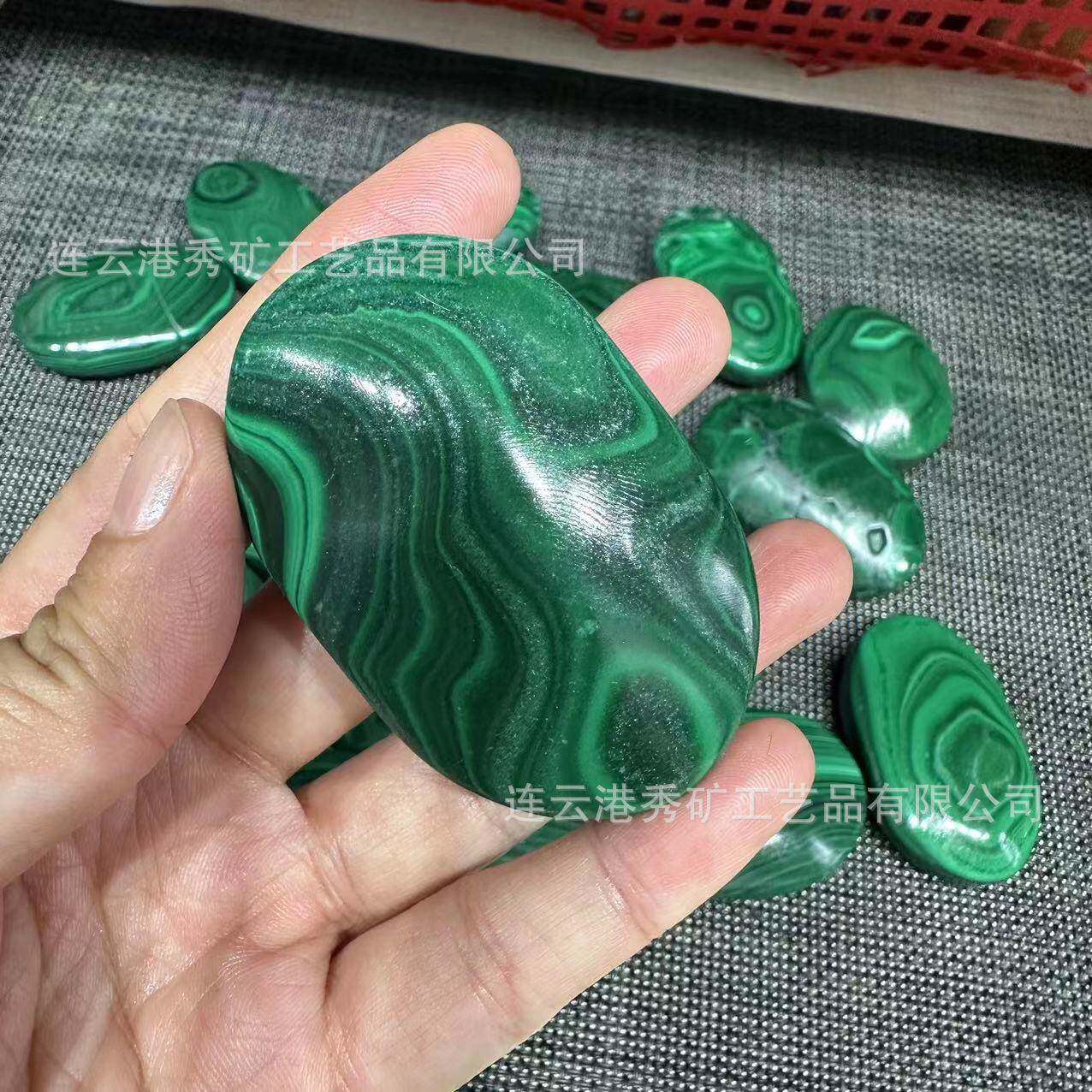 厂家天然水晶孔雀石手把件水晶原石打磨随圆解压掌心石把玩