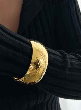 宽版圆形弧面敲打宽面弹簧手镯女夸张时尚新潮网红舞台表演配饰品