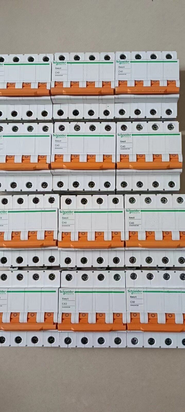 施耐德断路器 Easy9  4P  40A共10只，32A