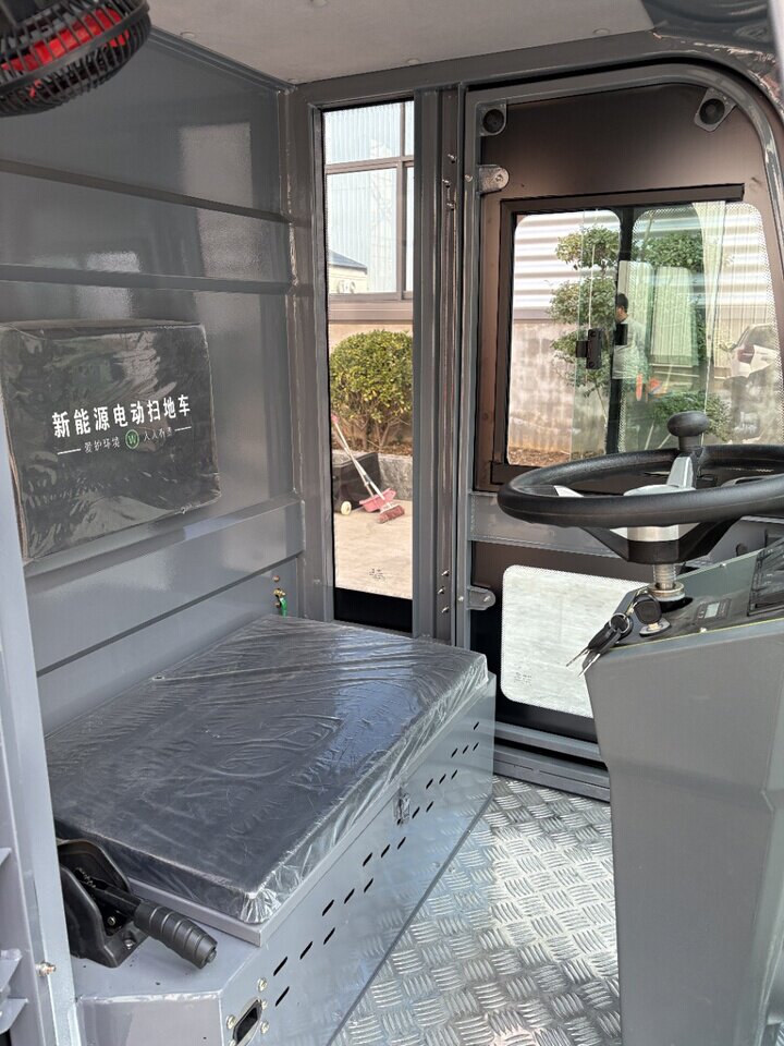 4月11日许昌全新电动五刷扫地车详情请看参数配置图网络拍卖公告