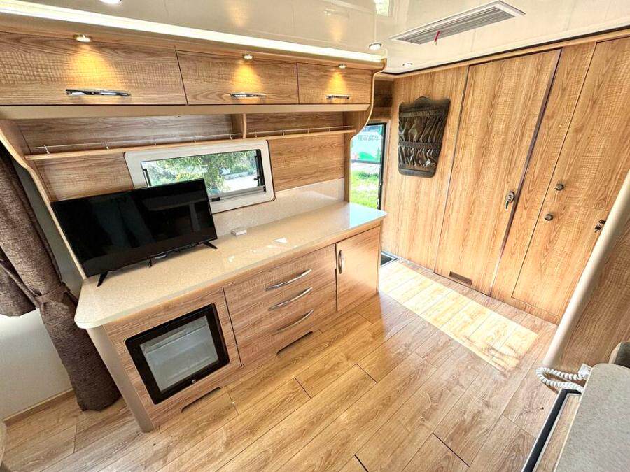 4月14日南京市销售公司帝盛8米豪华营地拖挂房车带拓展精装修家具家电网络拍卖公告