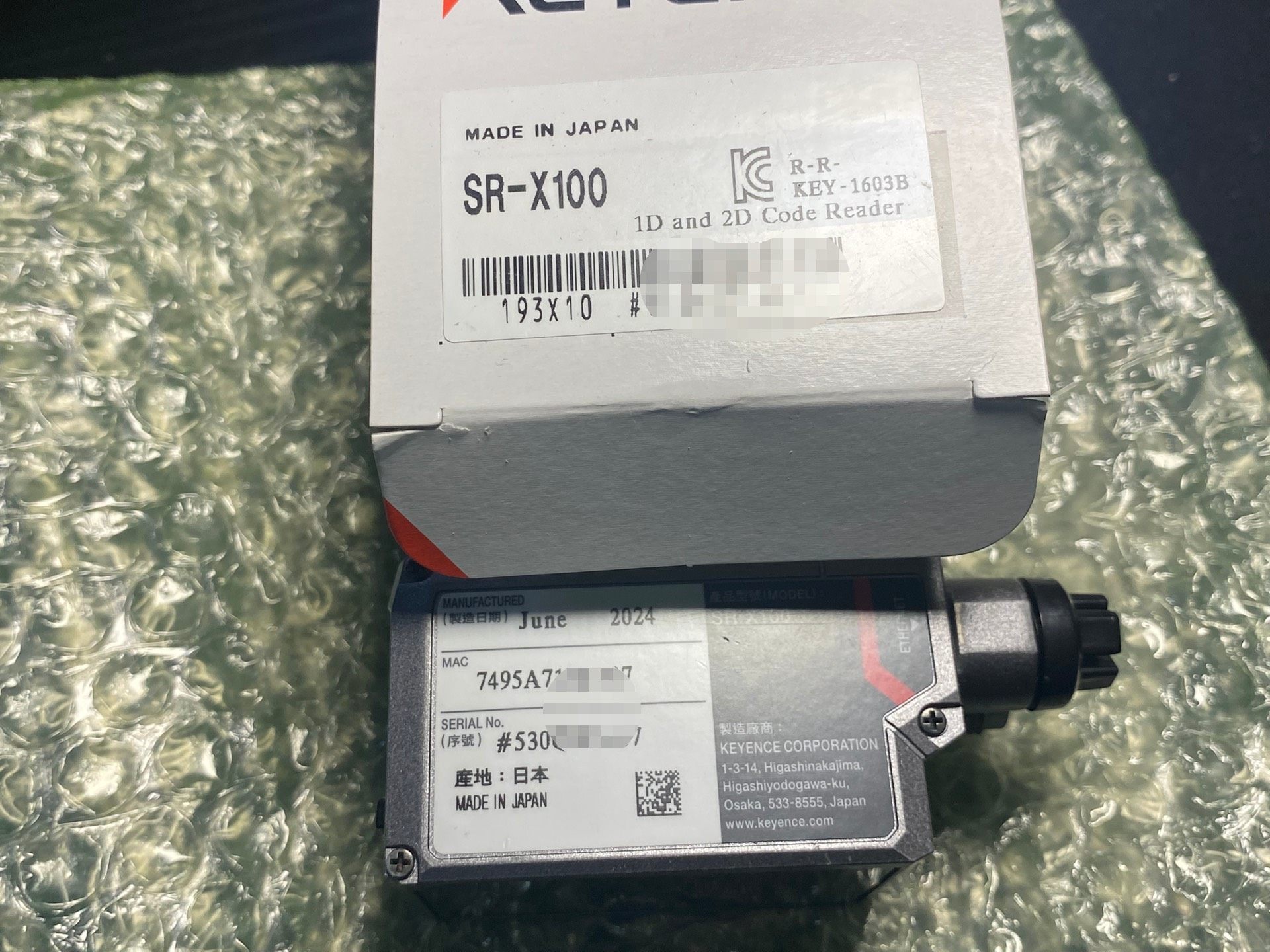 基恩士SR-X100，测试件原装正品码盒一致。机身标签有小瑕