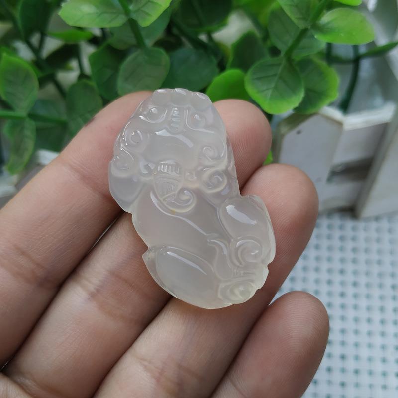 新款直销白玛瑙貔貅吊坠红绿黄黑粉紫色玉髓挂件男士女款玉坠钥匙