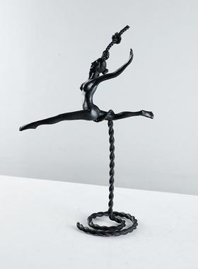 现代简约创意人物摆件样板房售楼处桌面茶几电视柜装饰品工艺品