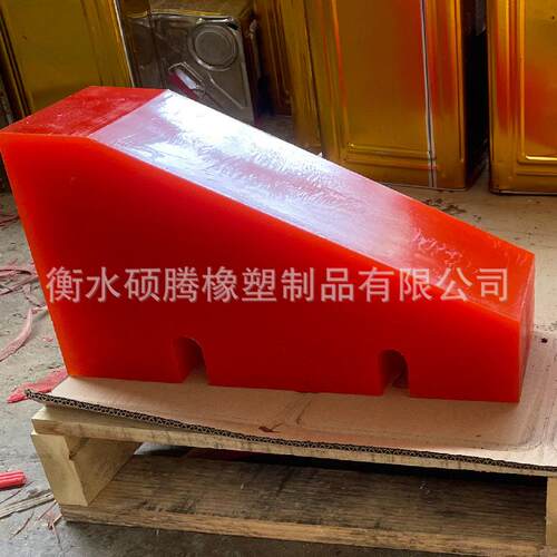 三聚氨胶酯钢角卷鞍座PU铝卷垫形垫板固定工业橡042垫耐磨耐压