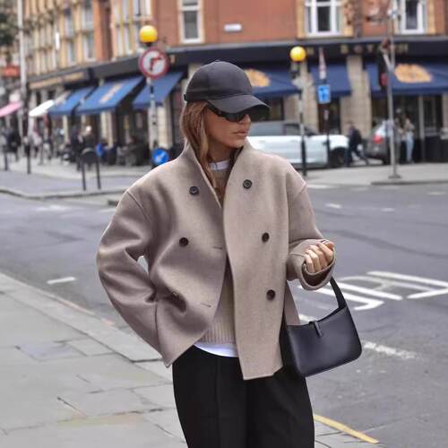Women's woolen coat and wind-driven top