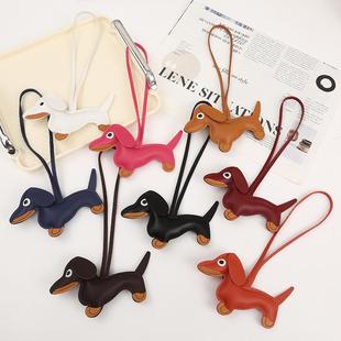 女式高级感钥匙扣日杂小挂件新款皮质可爱腊肠狗挂件钥匙扣小狗吊