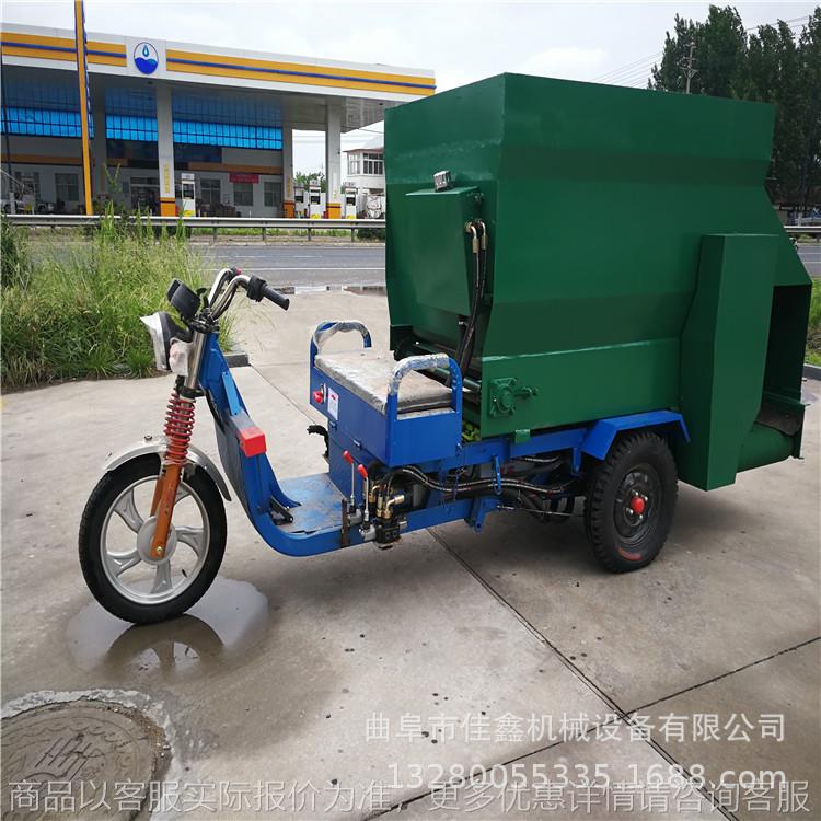 两边出料投料机 牛场羊场撒料机 柴油喂料车价格