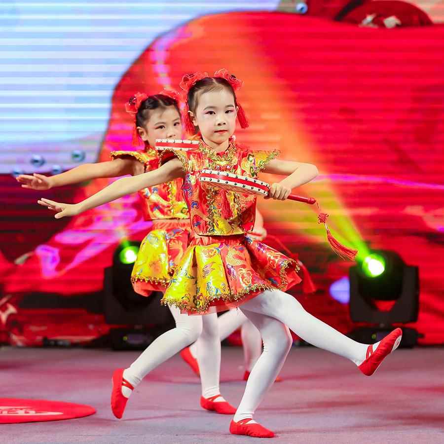 高档儿童说唱中国红节日格击鼓色幼儿秧歌服装和孩女太平鼓民族舞图片