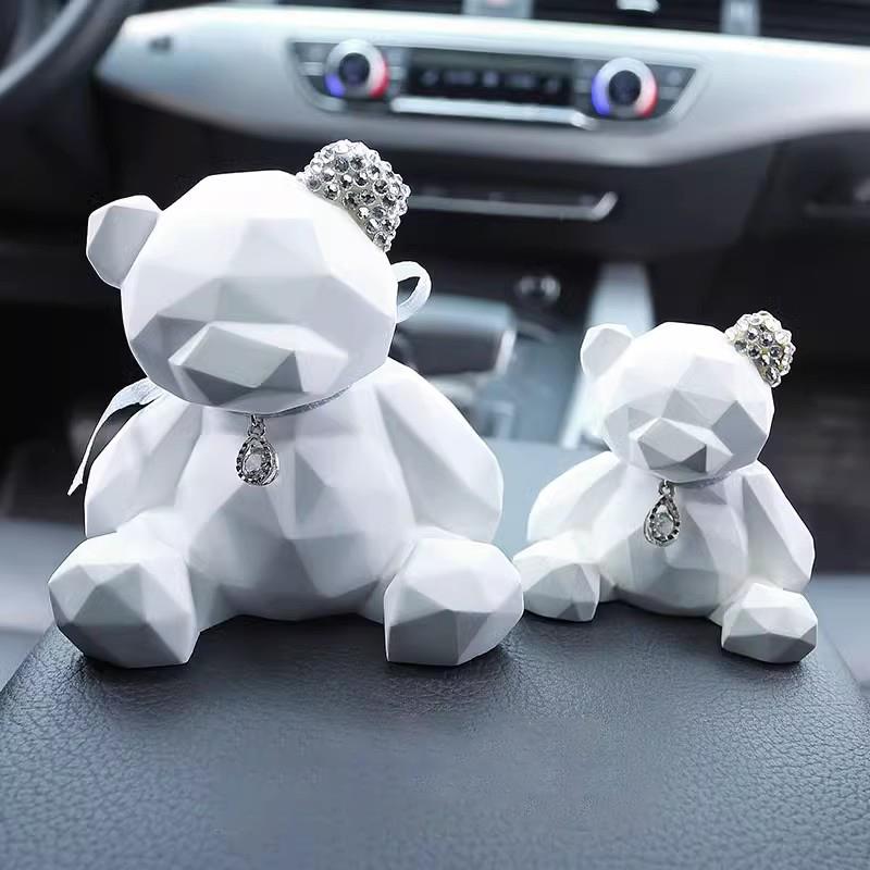 网红车载香薰2025新款小熊香水座女神款个性创意摆件汽车内装饰品