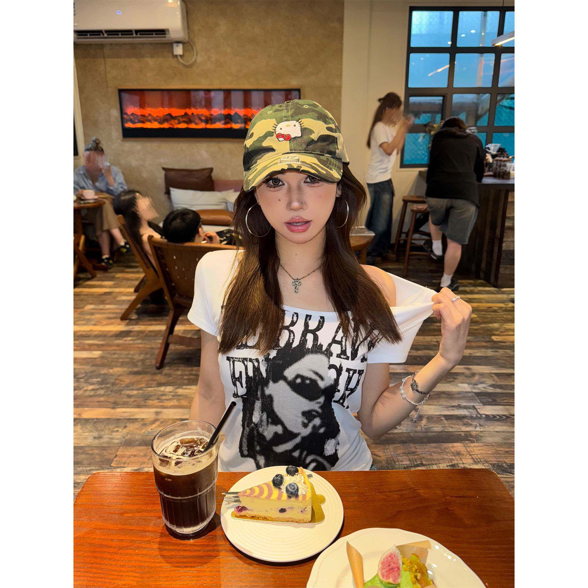 珍珍很懒美式辣妹人物印花斜肩大领口宽松显瘦短袖T恤修身女上衣