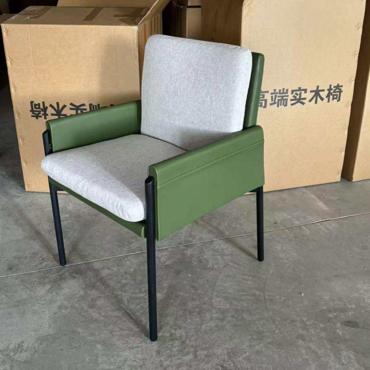 简约北欧黑色铁脚酒店民宿靠背椅子餐椅家用书桌皮革椅洽谈现代