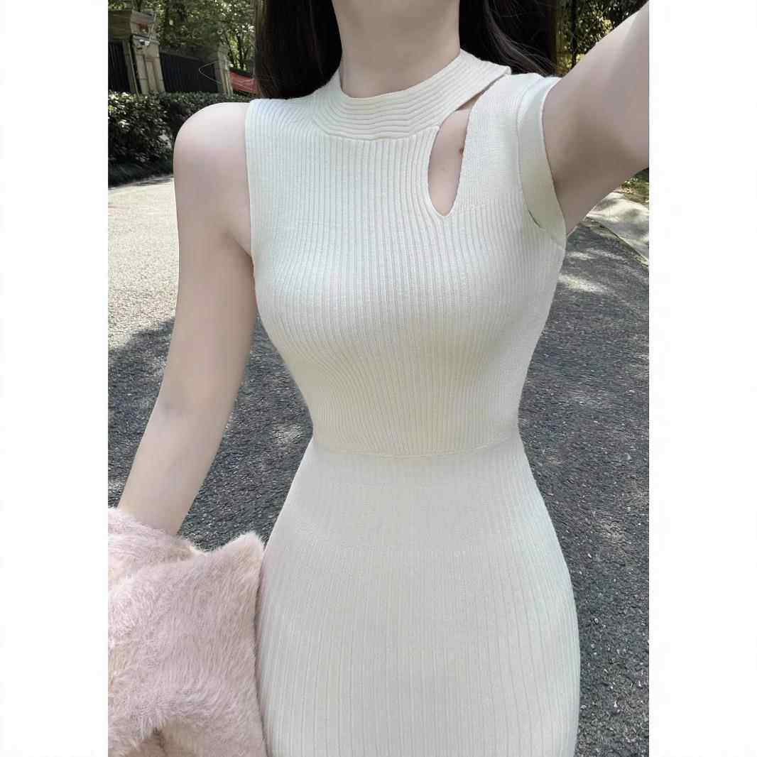 别致小心机露锁骨无袖针织长裙女温柔优雅气质收腰显瘦百褶连衣裙