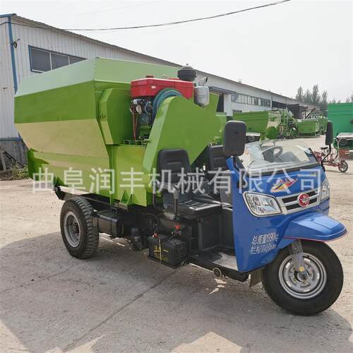 流动性牧场撒料车机械化喂养电动投草机青海养殖设备喂料车