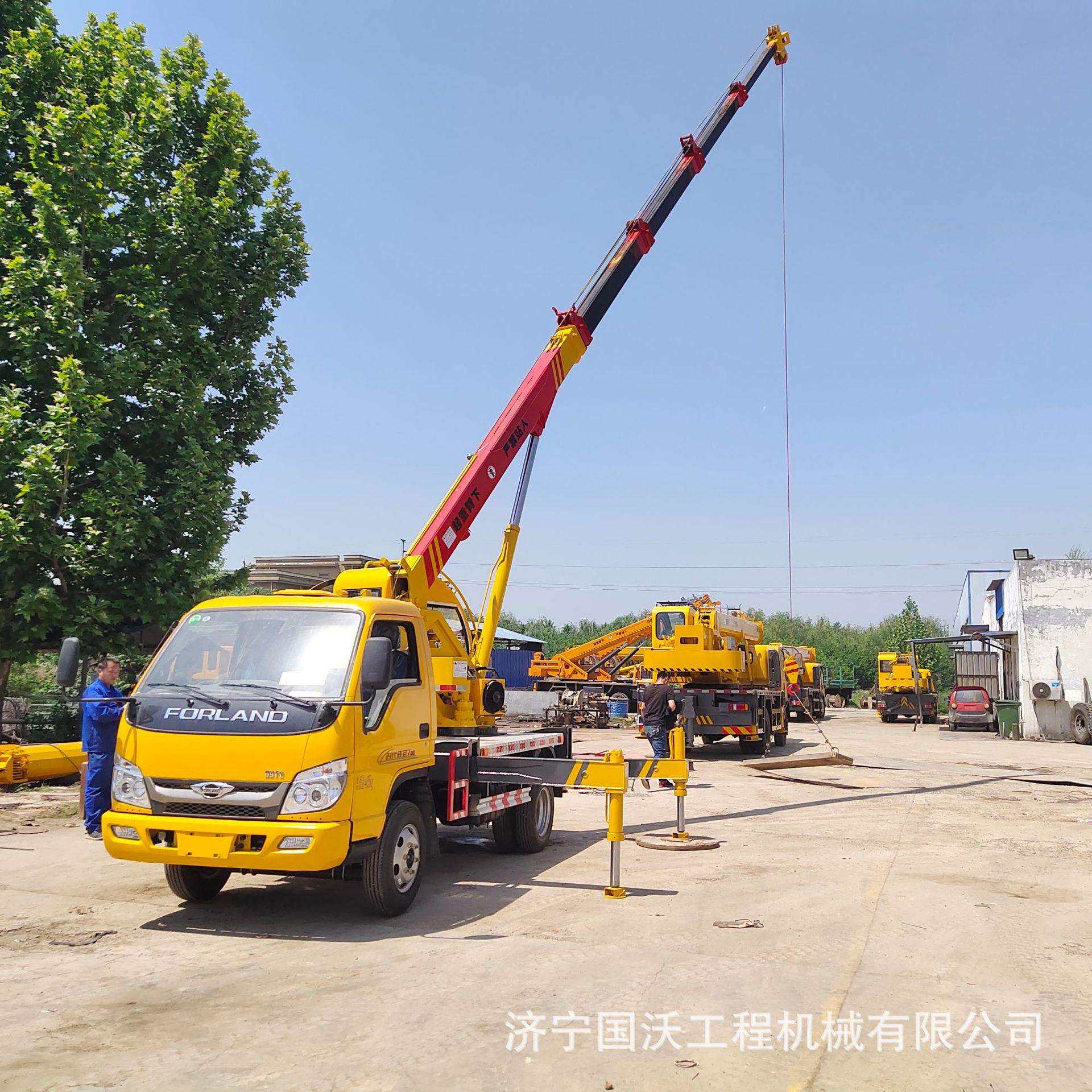 供应国沃建筑蓝牌液压汽车吊5吨房屋桥梁小吊车单板大臂汽车吊