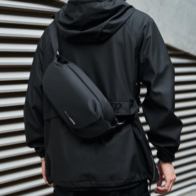 现货胸包男士背包斜挎包潮牌机能单肩包骑行邮差通勤包男包定