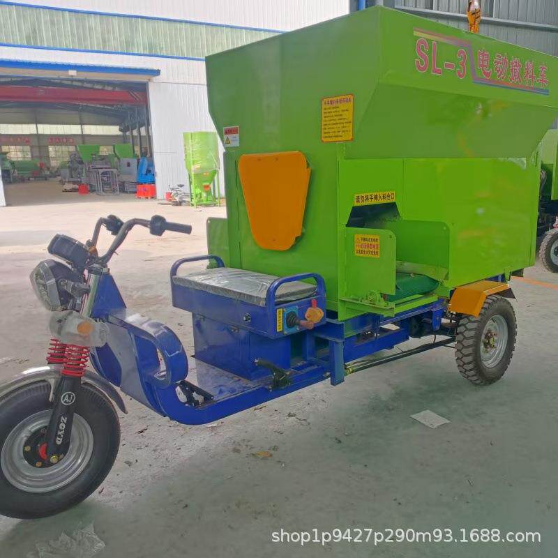 牛场饲料电动投料机三轮拌料机养殖场喂料车牛羊自动搅拌撒料车
