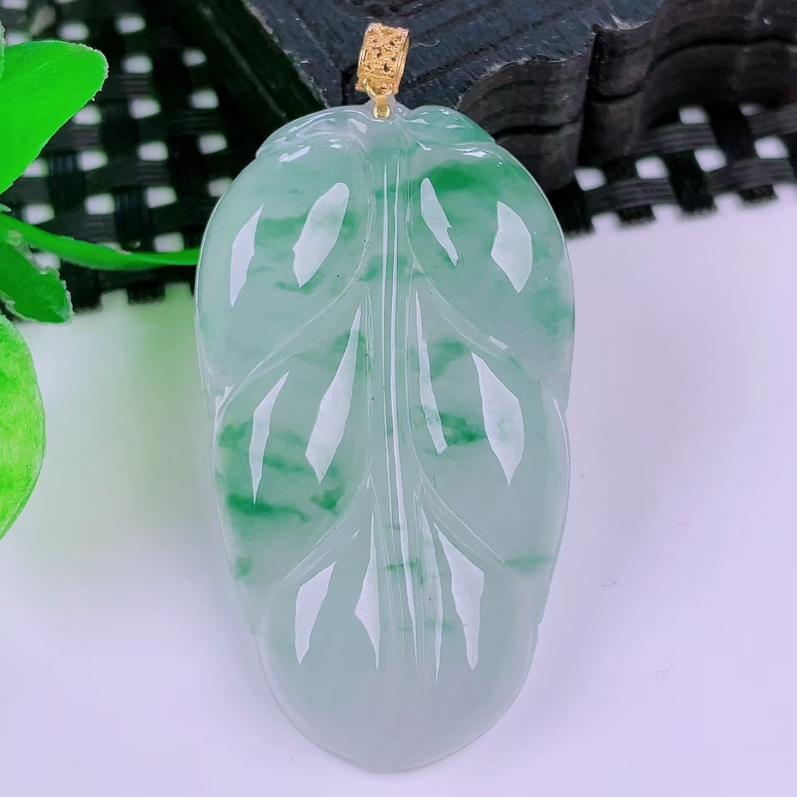 天然真品翡翠   冰细腻18k金扣冰飘花飘色精雕金枝玉叶吊坠 7.36g