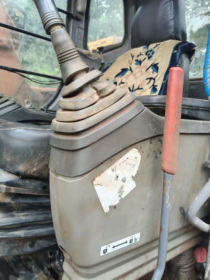 10月7日成都纯进口日立建机牌履带式液压挖掘机【型号:ZX120】网络拍卖公告