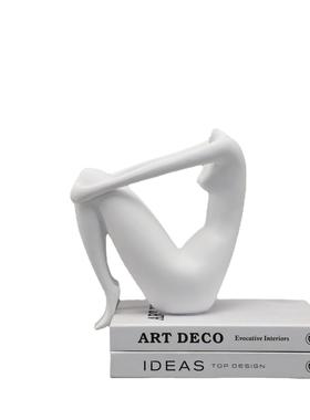 现代简约坐姿抱腿人物雕塑摆件样板间客厅玄关茶几家居装饰品