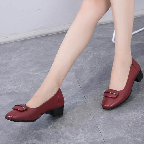 高档春秋女鞋2皮0老24妈妈单鞋真软底韩版跟中年皮中鞋黑OL中年工