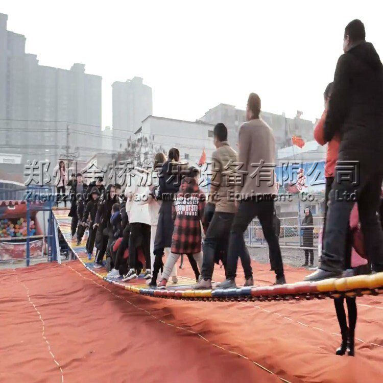 抖音同款户外小型景区水上乐园拓展娱乐吊桥充气气垫摇摆桥网红桥