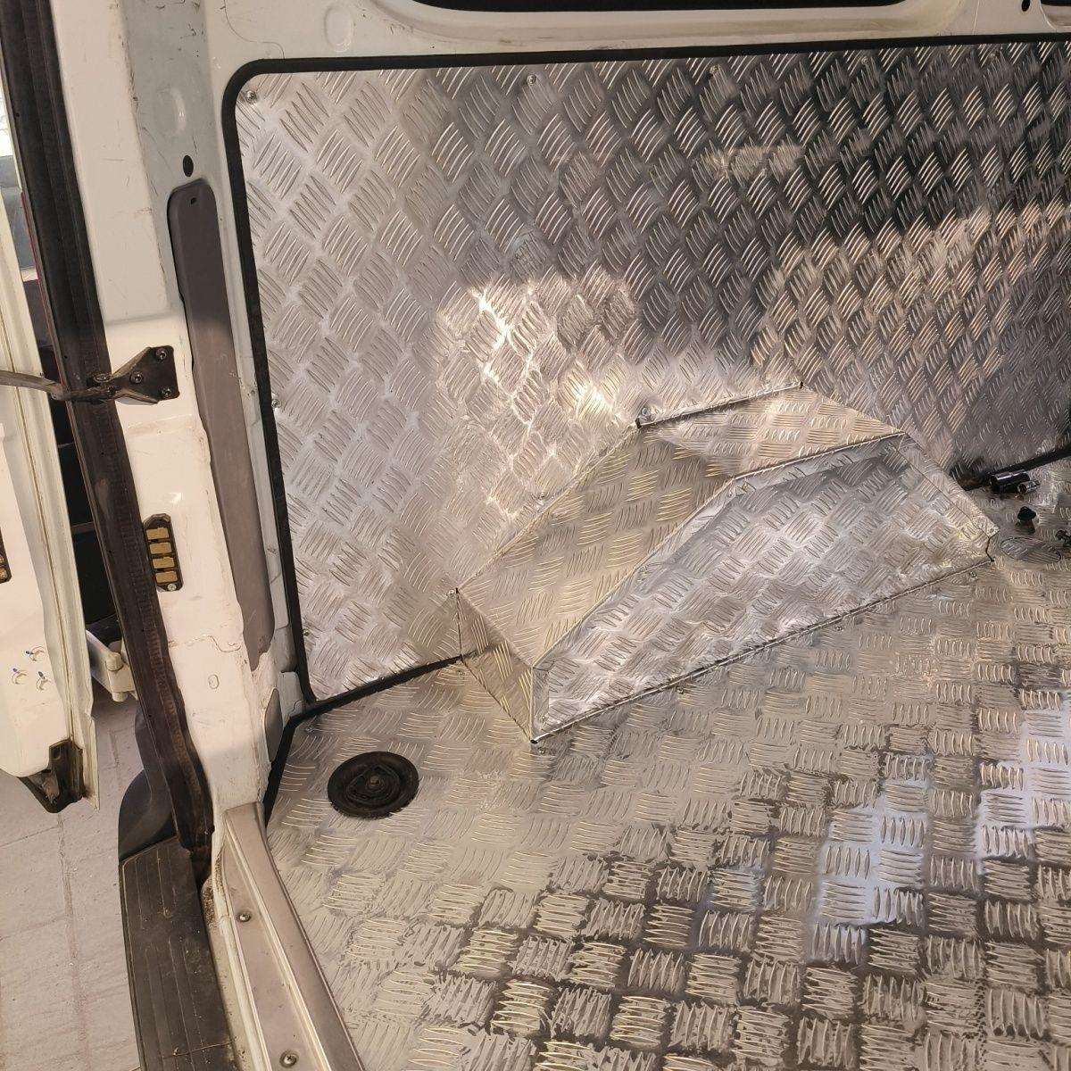 适用大通V80改装不锈钢地板用货车车厢 依维柯得意顺江铃特顺地垫