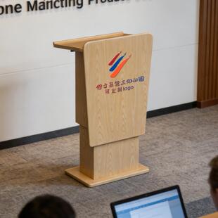 幼儿园白色原木色可移动遥控升降演讲台发言台迎宾台会议室讲话台