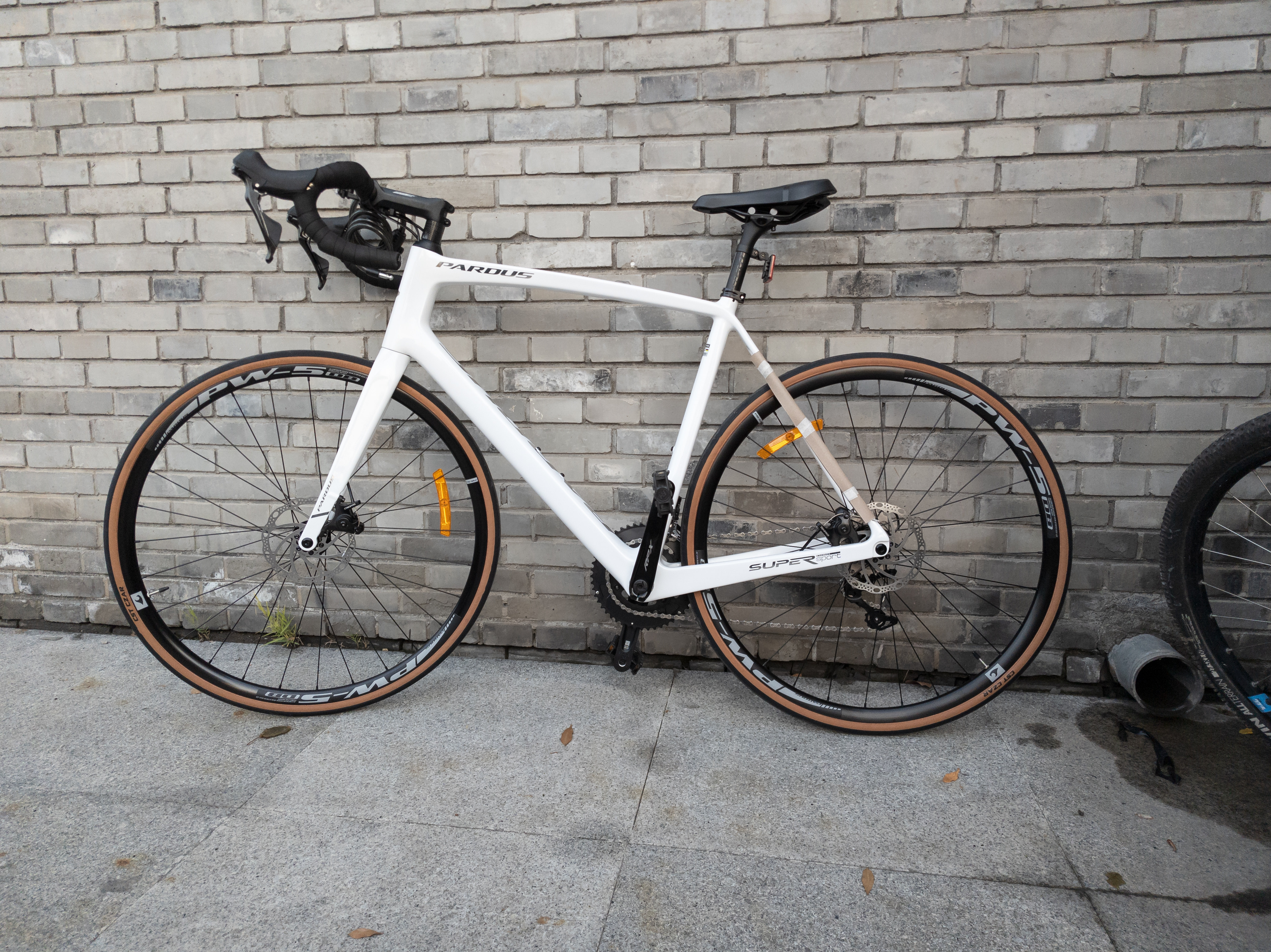 Карбоновый шоссейный велосипед PARDUS Super Sport Shimano 105 дисковые тормоза внутренняя проводка эндуранс photo review