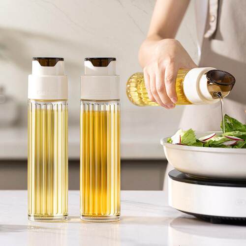 Gravity-activated glass kitchen oil dispenser with a stainle