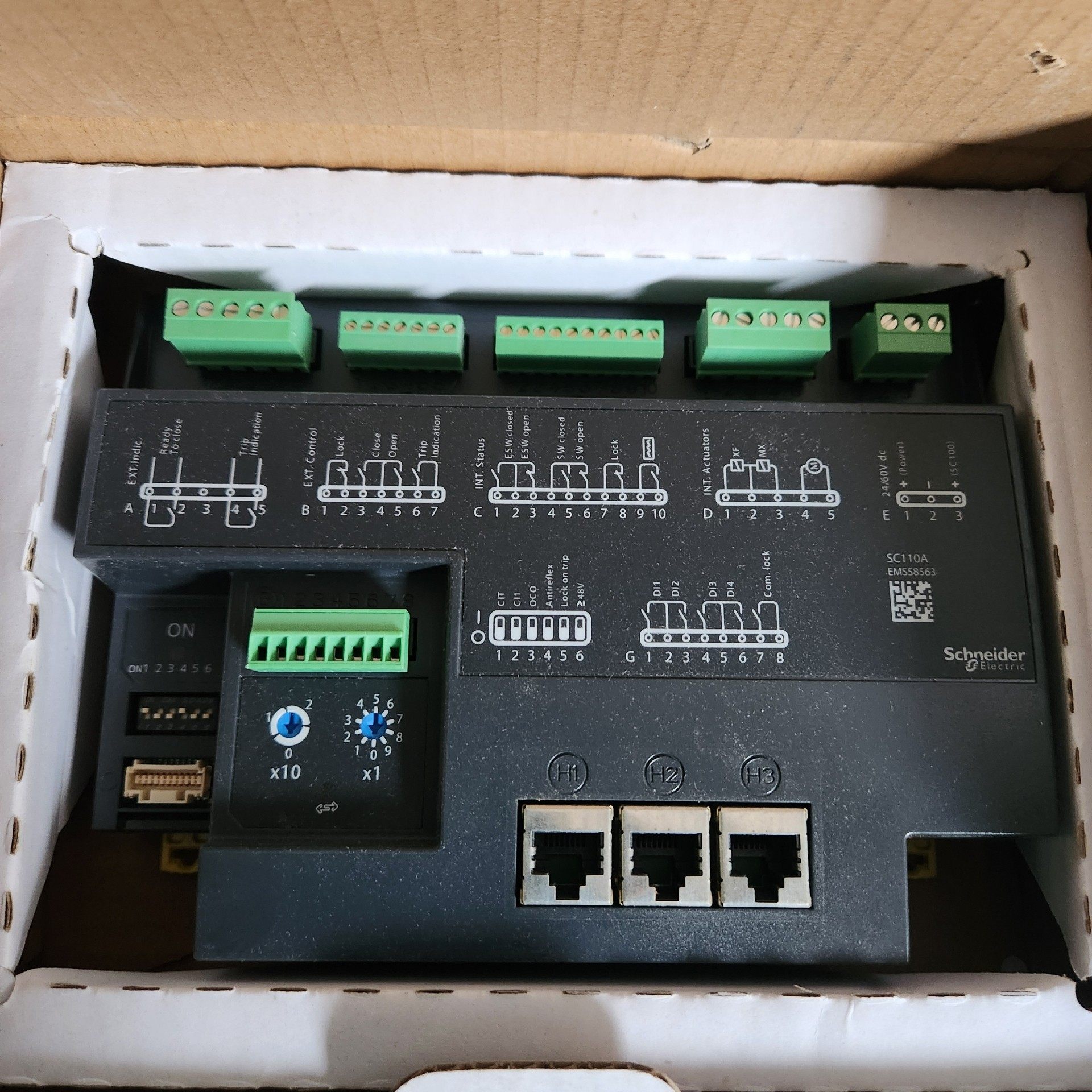 施耐德控制器EMS58563，SC110A成色实物如图拍摄。