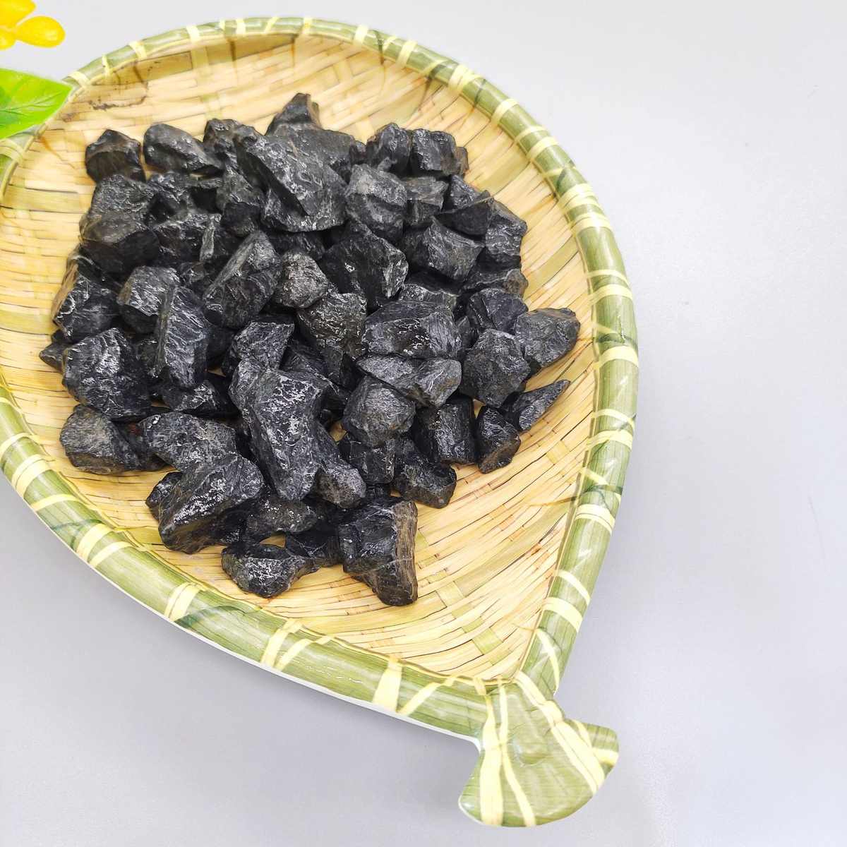 厂家供应黑色砾石 园林造景水磨石水洗石 工程铺路机制黑色碎石子