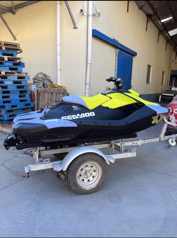 24款庞巴迪火花90摩托艇，含拖车，顶配，翘头，运动，倒挡都带