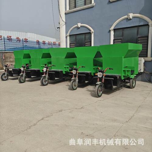 投放牛草电动撒料车喂羊饲草双侧养殖投草车自动省人工牧场喂草机