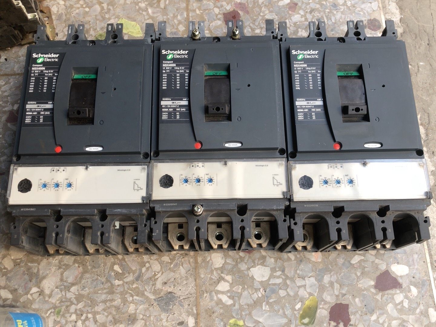 拆机施耐德NSX400N塑壳断路器，