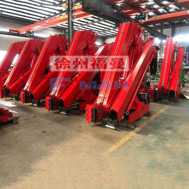 福曼厂随车吊5吨折臂随车起重机红色吊机随车吊液压支腿小型吊机