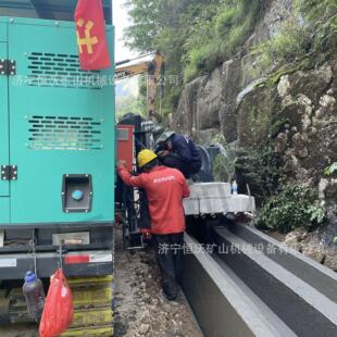 现浇梯形水沟滑模机牵引式液压自行走水渠成型机U型道路边沟