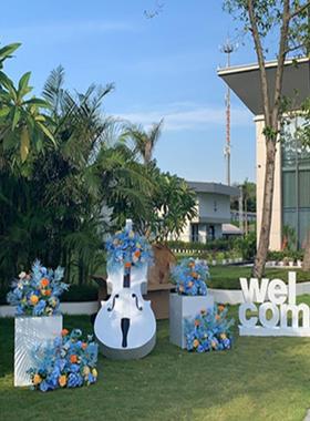 新款网红打卡户外景简观属花园庭院造景雕塑摆件金大提琴居家约装