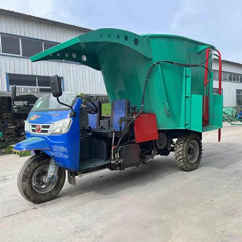 奶牛饲养场三VTT轮喂料车棚舍移动式草运布料机tm全日搅r撒一粮体