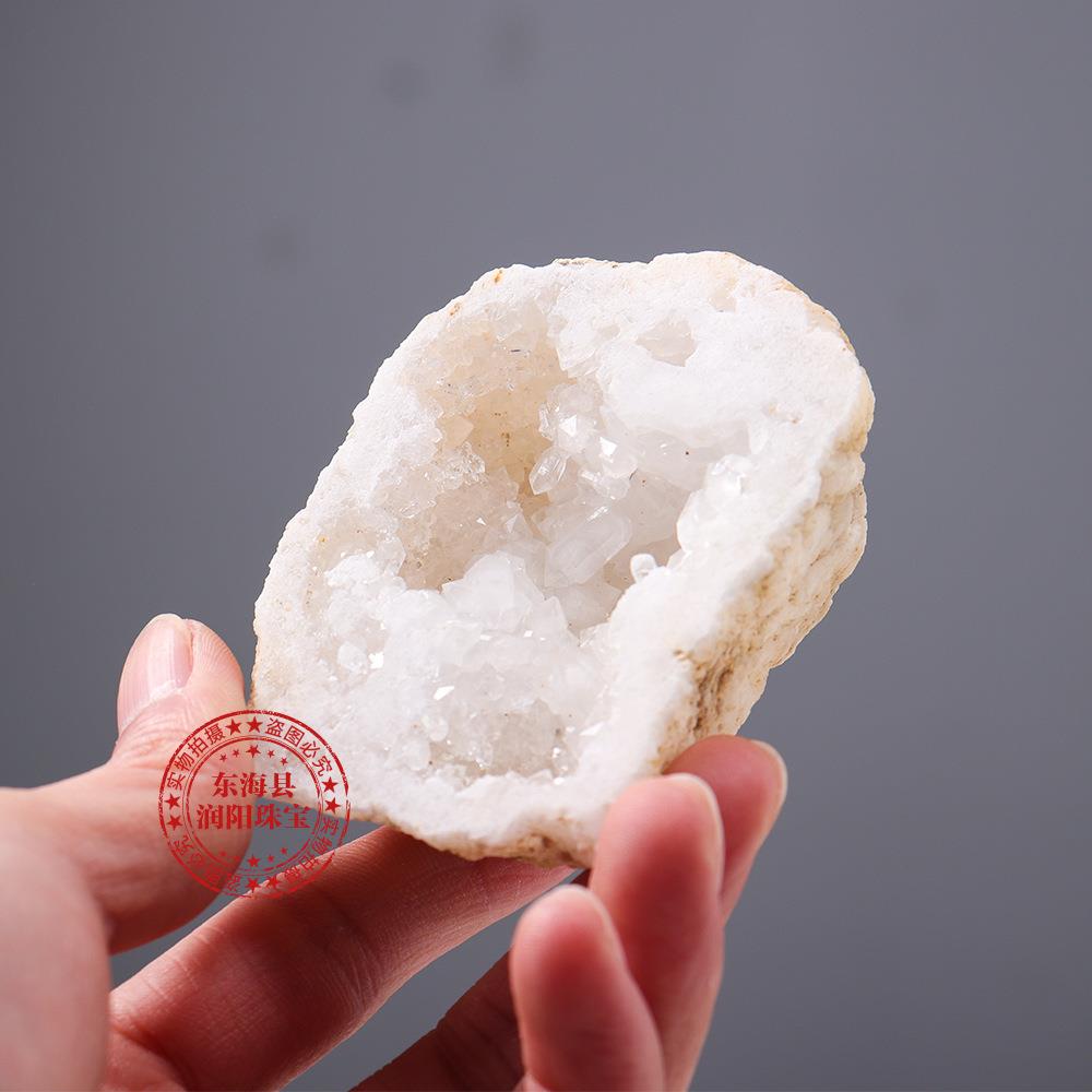 东海天然水晶白色玛瑙洞聚宝盆原石切割宝石办公桌面装饰摆件