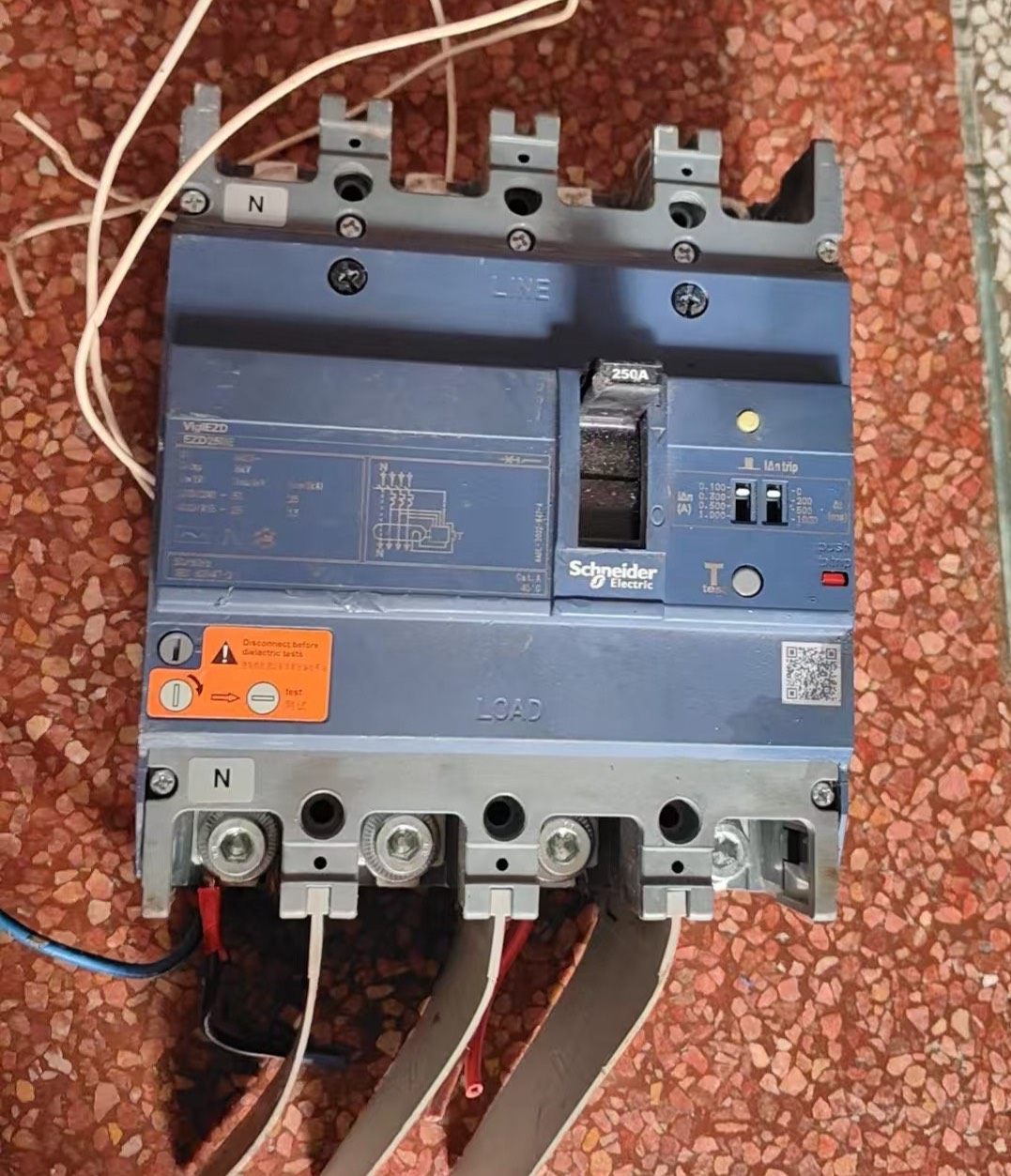 施耐德EZD漏电开关4P 250A，实物拍摄，700元