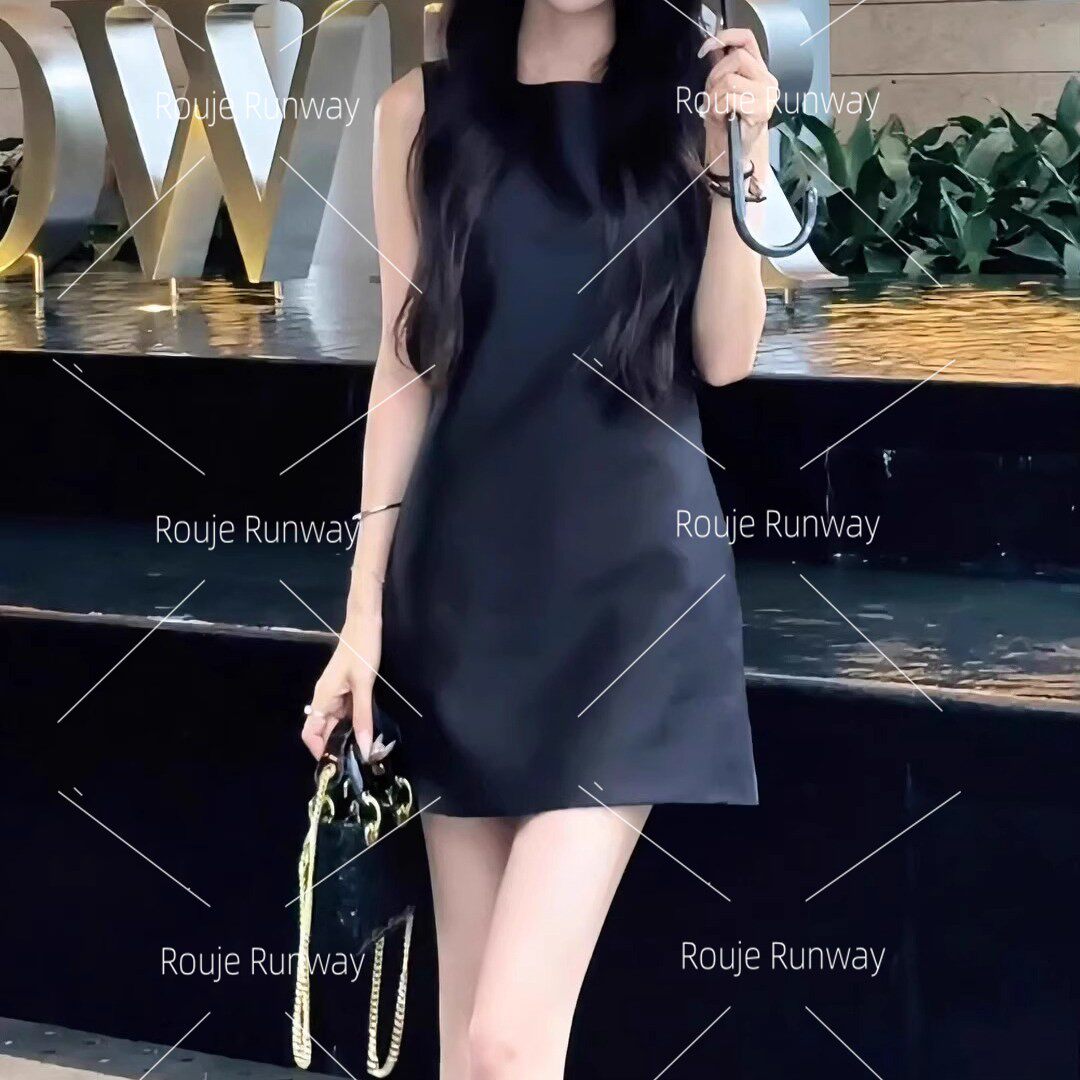 法式Rouje Runway显瘦小黑裙夏季新款miu里miu气气质黑色连衣短裙
