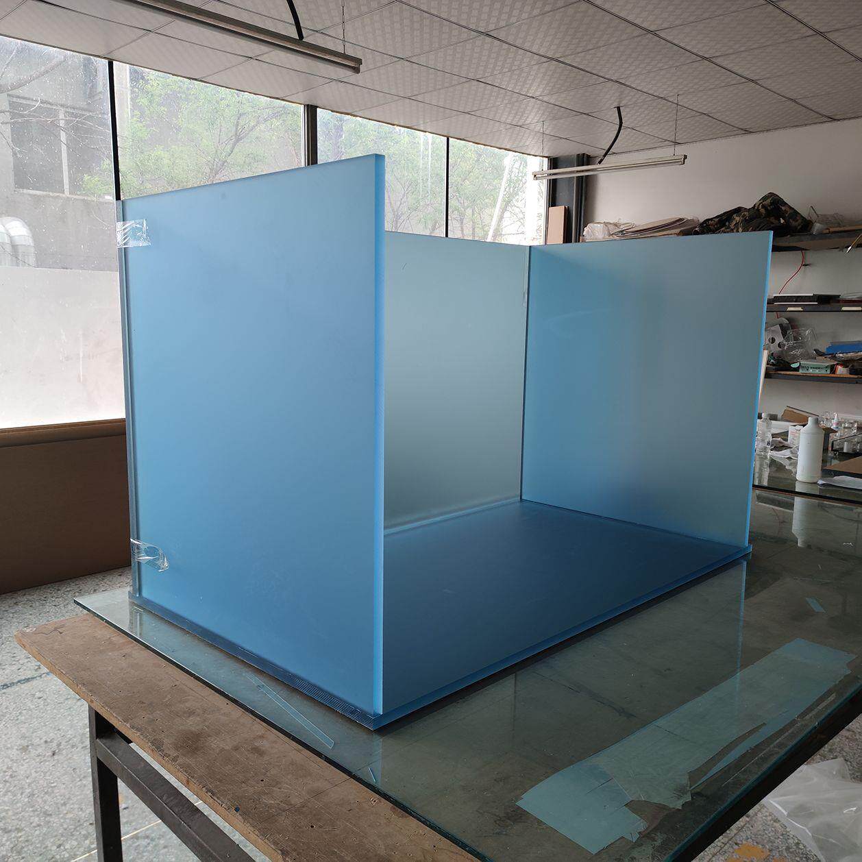 蓝色渐变有机玻璃水箱大型展示台带万向轮厂家定制