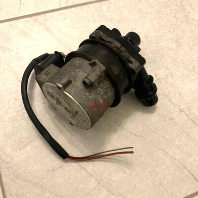 适用奔驰251R320R400222S500S63冷却液泵辅助水泵