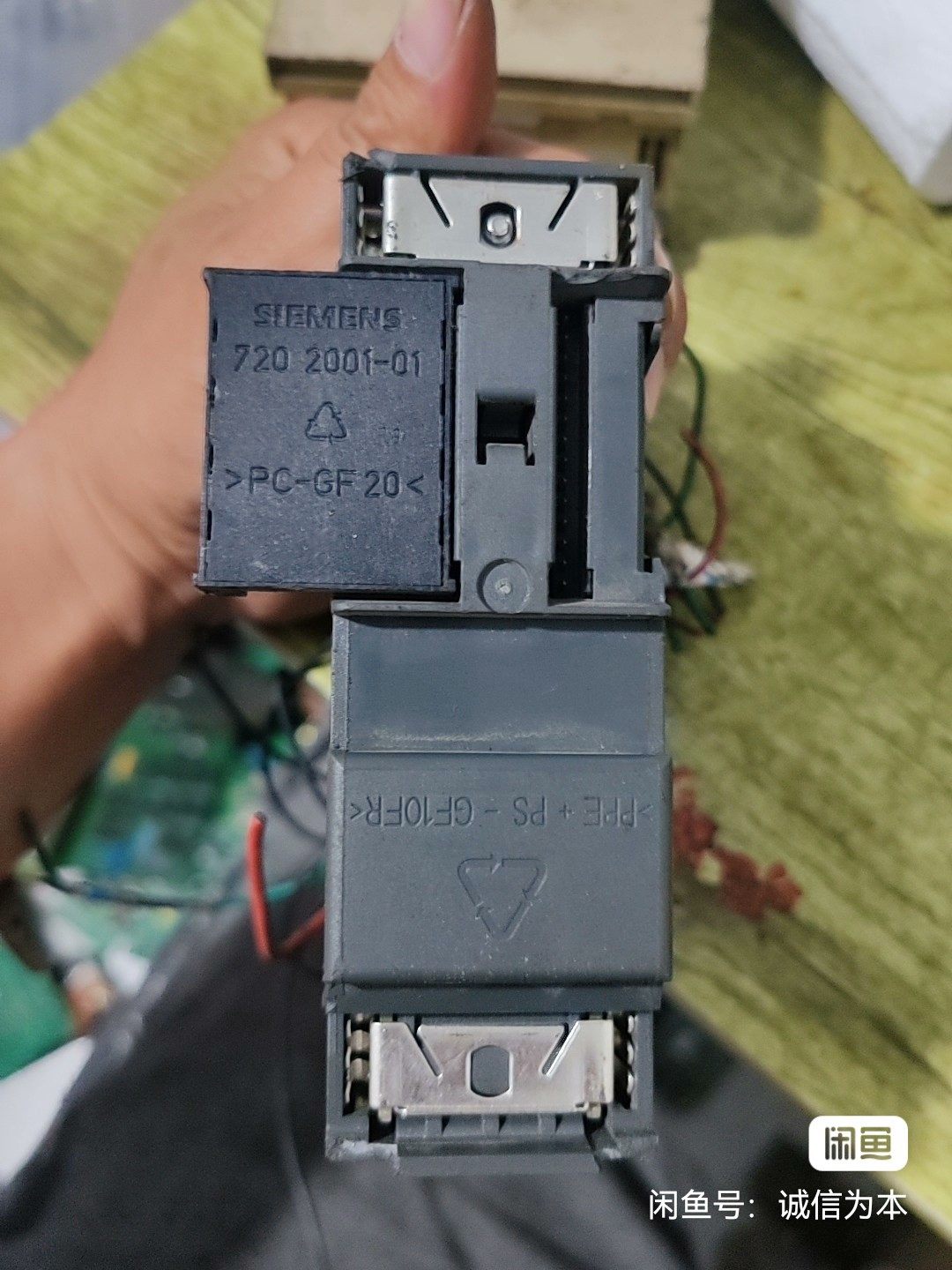 出拆机西门子SIMATIC S7 PLC模块，型号是6ES7