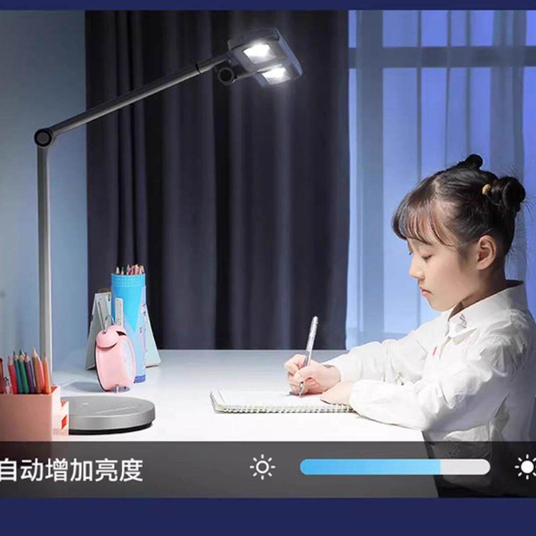 学生儿童阅读护眼台 触碰式调控台灯现代简约宿舍书房护眼台灯