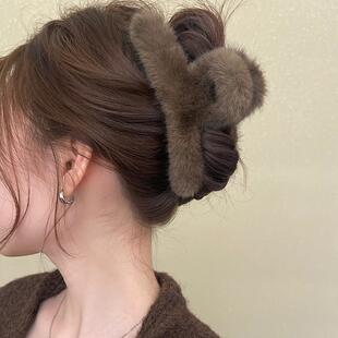简约百搭秋冬大号毛毛抓夹女2026新款鲨鱼夹发量多发夹后脑勺头饰